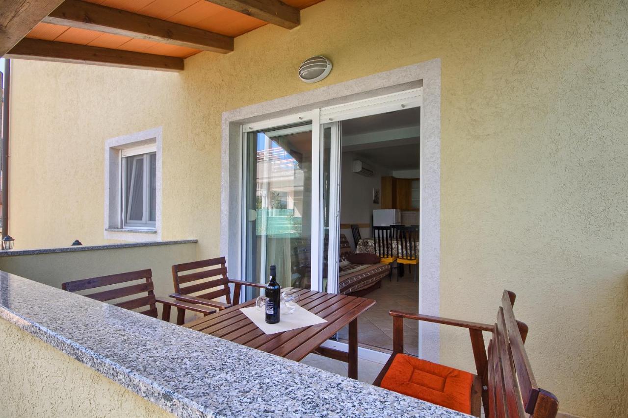 Apartments Gilly 2 Premantura Exterior photo