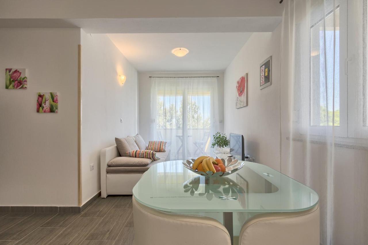 Apartments Gilly 2 Premantura Exterior photo