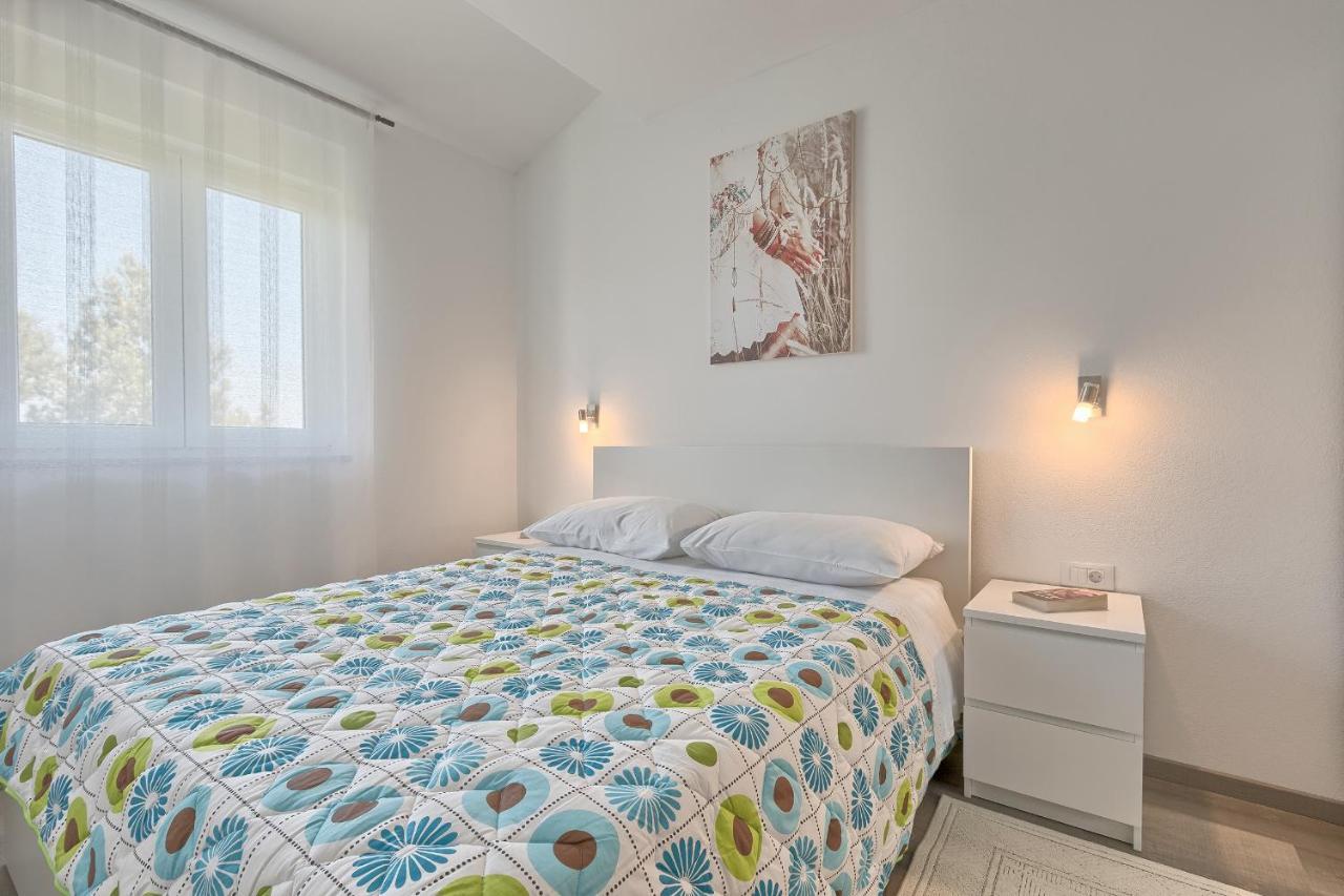 Apartments Gilly 2 Premantura Exterior photo