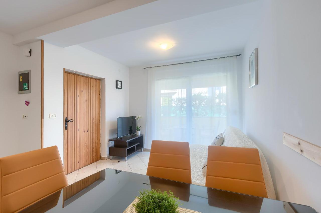 Apartments Gilly 2 Premantura Exterior photo