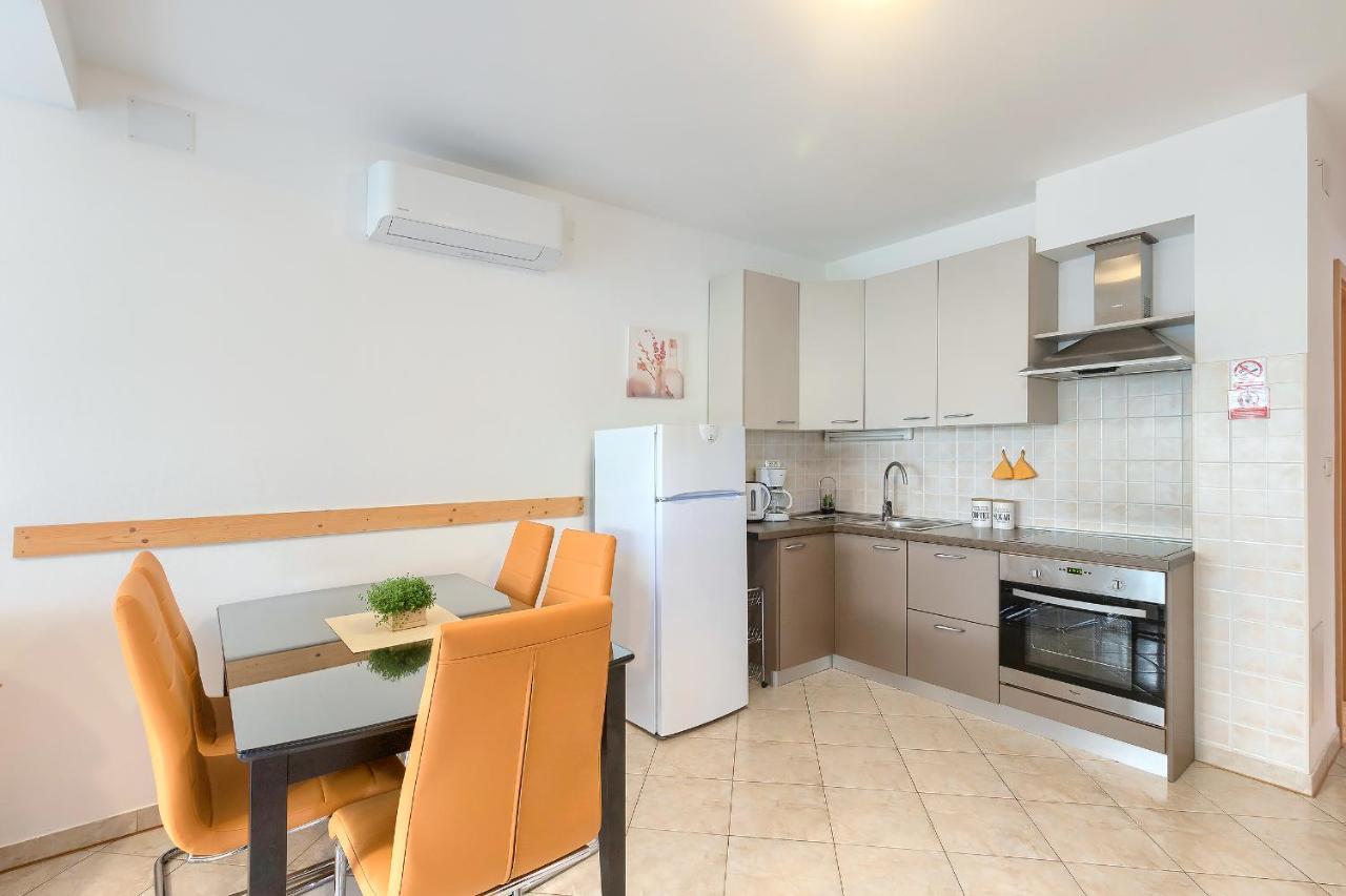 Apartments Gilly 2 Premantura Exterior photo